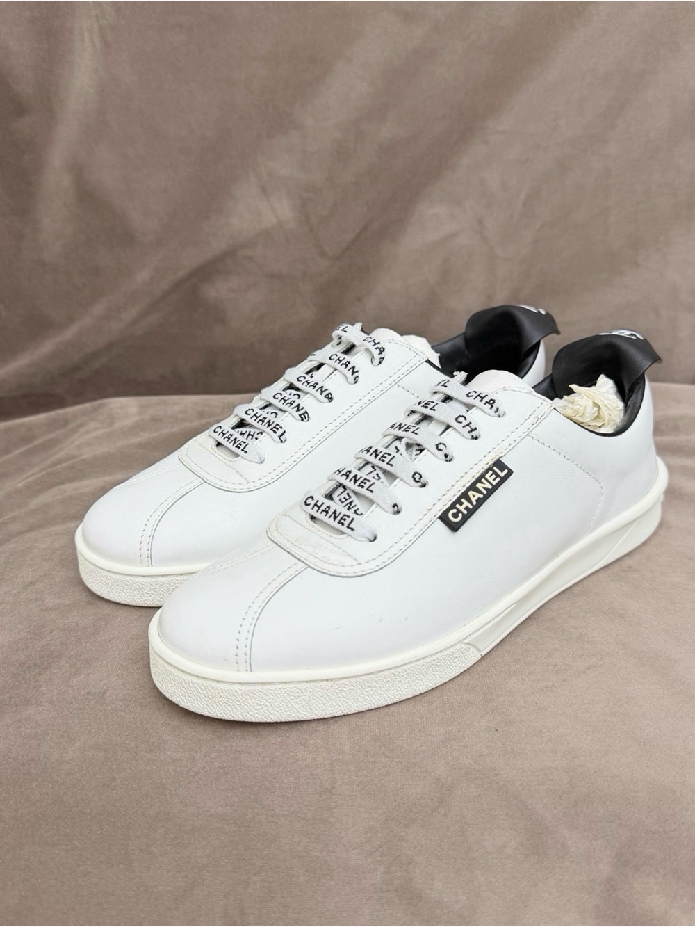 CHANEL White Leather Low-Top Sneakers